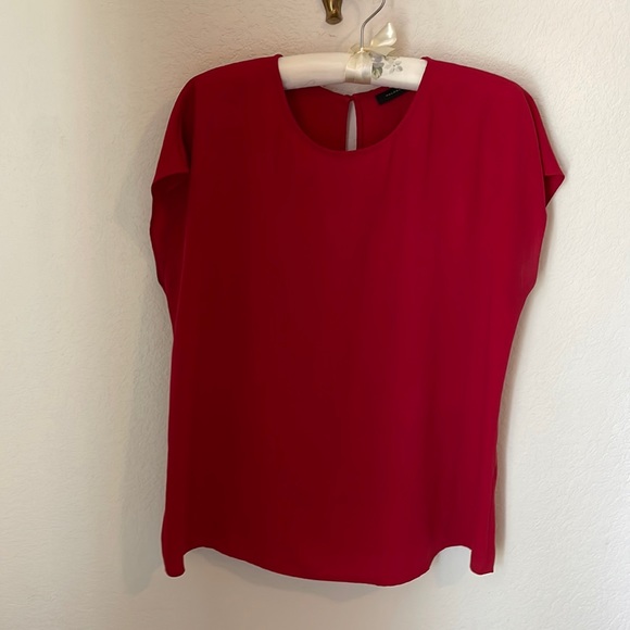 Gorgeous red Halogen top - Picture 1 of 3